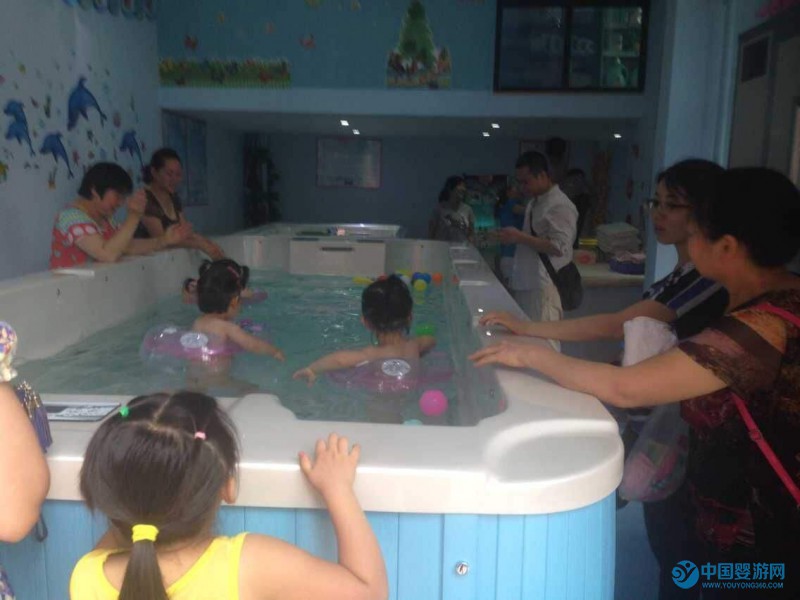 嬰兒游泳館運營