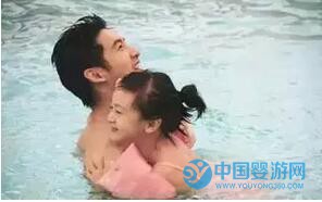 明星帶寶寶游泳