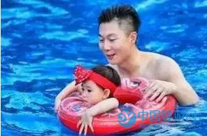 明星帶寶寶游泳