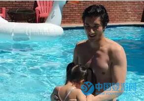 明星帶寶寶游泳