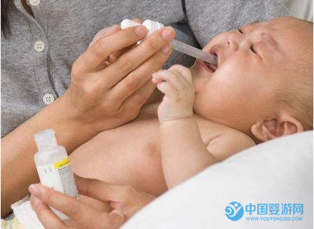 給寶寶喂藥的正確姿勢