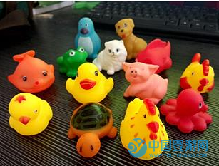 寶寶游泳的時候把玩具往嘴里塞2