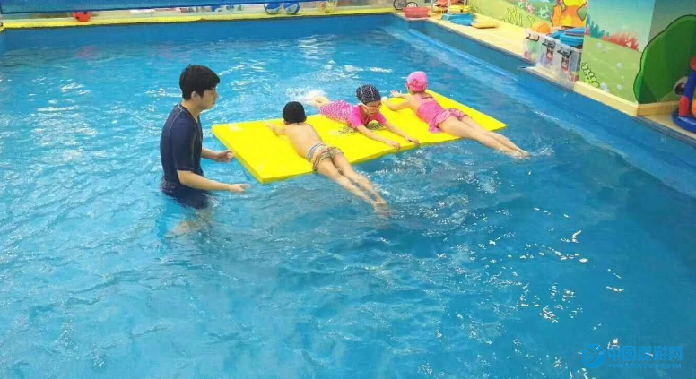 嬰兒游泳池池水深度多少為宜 嬰兒游泳池水深度應該為多少 幼兒園游泳池池水深度多少最好