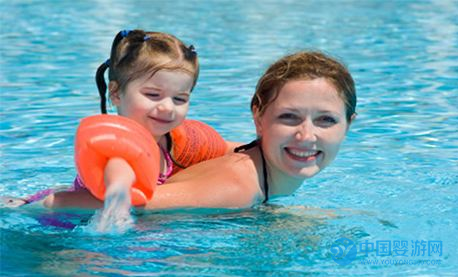 寶寶冬季游泳的好處 寶寶冬季有必要堅(jiān)持嬰兒游泳嗎？冬季嬰兒游泳注意事項(xiàng)1