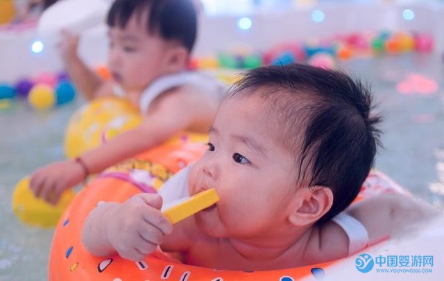 嬰兒游泳不只是提高寶寶免疫力，這些好處你也要知道 嬰兒游泳的好處 嬰兒游泳提高免疫力3