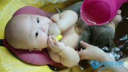 還在質疑寶寶咳嗽泡藥浴有沒有用？來看看家長怎么說 質疑寶寶咳嗽泡藥浴的效果？延誤寶寶治療最佳時機，這鍋誰來背？3