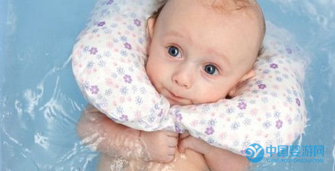 寶寶游泳之后身體不適是怎么回事？小孩兒游泳之后身體不適 寶寶游泳注意事項(xiàng) 嬰兒游泳準(zhǔn)備工作