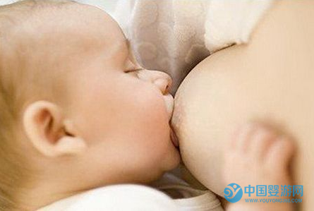 未滿4個月的寶寶游泳之后晚上沒吃夜奶？叫起來！喂TA！ 寶寶游泳多久最好 嬰兒游泳不吃夜奶 寶寶什么時候不吃夜奶 寶寶什么時候斷夜奶去1