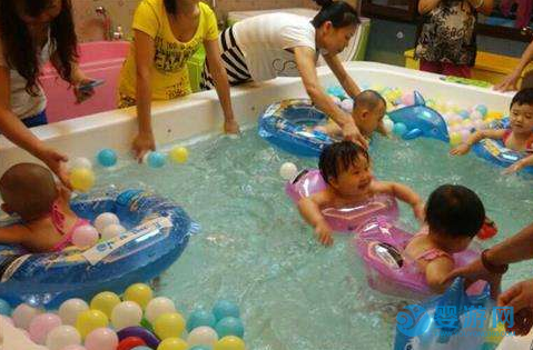 夏季如何更好的經(jīng)營嬰兒游泳館，實現(xiàn)利益翻倍 實現(xiàn)利益翻倍的三點 嬰兒游泳館利益翻倍 提高嬰兒游泳館收益