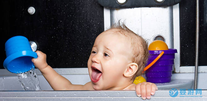 堅持嬰兒游泳的好處 【重磅消息】嬰兒游泳多久會有效果 嬰兒游泳的好處有哪些 嬰兒游泳需要注意什么 嬰兒游泳有效果嗎1