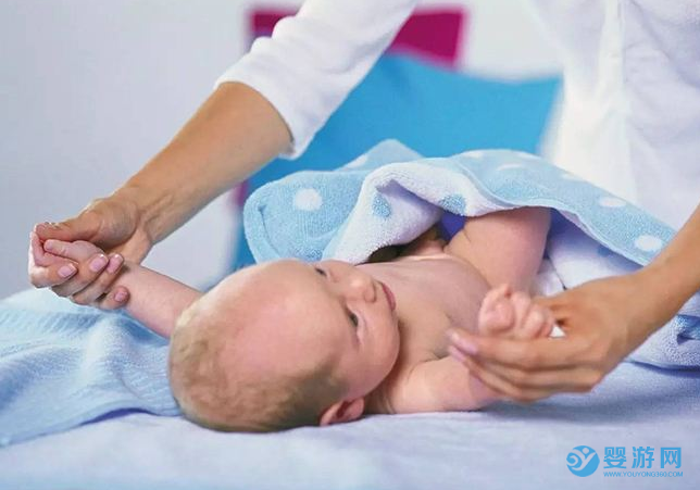 寶寶下水哭鬧就是不喜歡嬰兒游泳嗎？家長應該知道這些事！ 嬰兒游泳哭鬧怎么辦 寶寶下水哭鬧怎么回事 嬰兒游泳注意事項 (3)