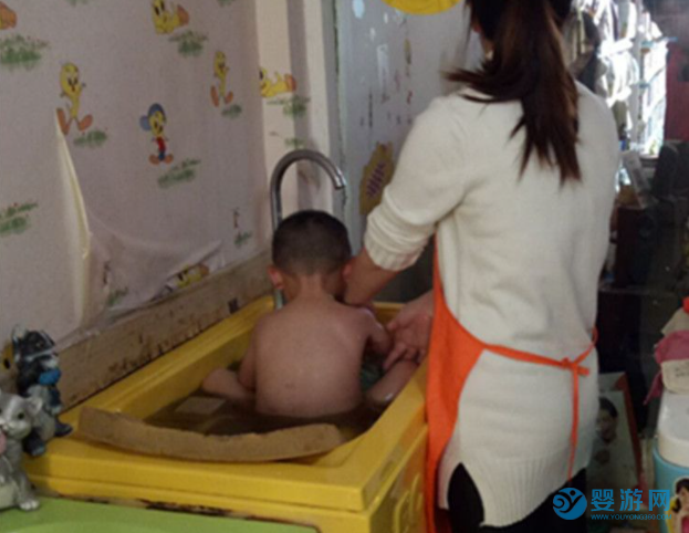 嬰兒游泳館做小兒藥浴的方法