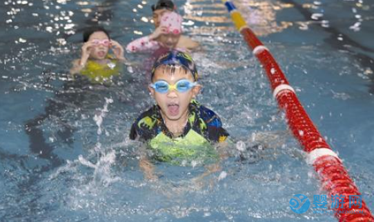 嬰幼兒游泳不是為了專業(yè)學(xué)游泳